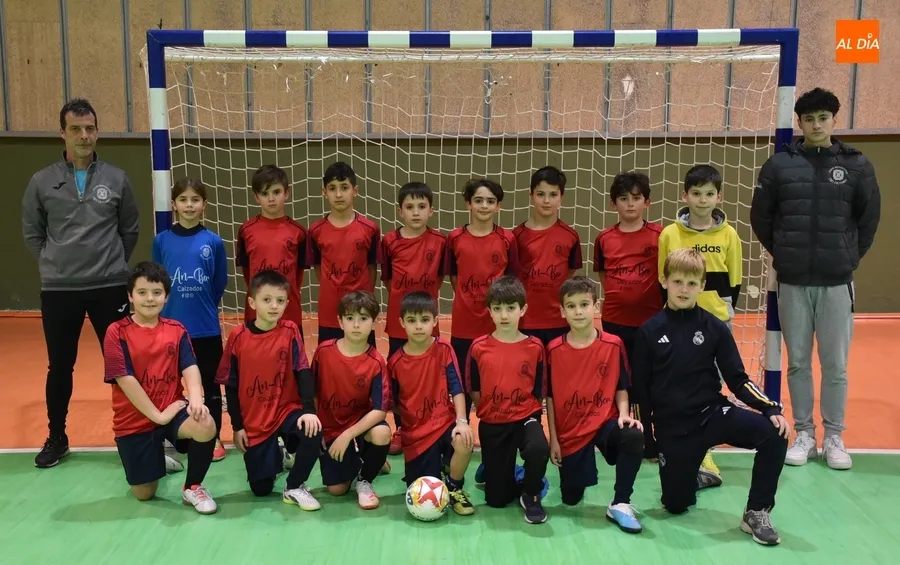 Foto 5 - El III Columnas estrena t&oacute;tem para los balones en el recuperado derby benjam&iacute;n de los Juegos Escolares