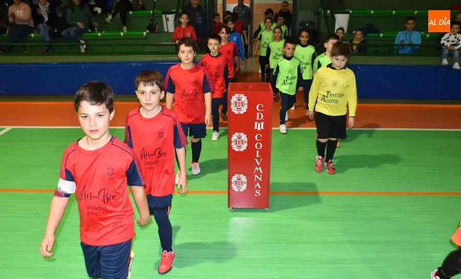 Foto 6 - El III Columnas estrena t&oacute;tem para los balones en el recuperado derby benjam&iacute;n de los Juegos Escolares