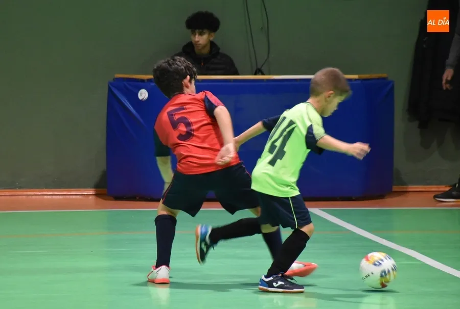 Foto 11 - El III Columnas estrena t&oacute;tem para los balones en el recuperado derby benjam&iacute;n de los Juegos Escolares