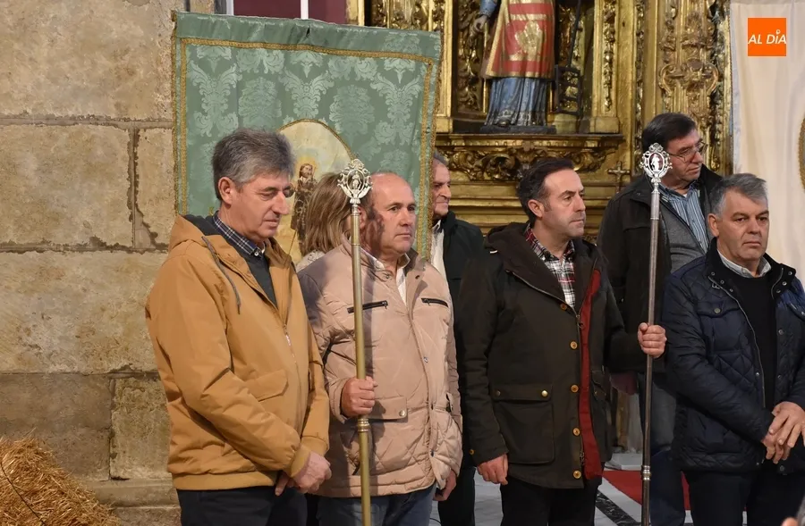 Foto 6 - Los mayordomos para 2024 de las celebraciones de San Andr&eacute;s cogen las varas