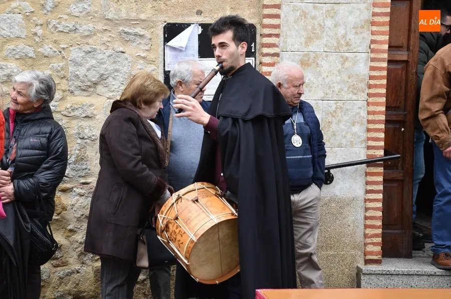 Foto 5 - San Ant&oacute;n bendice junto a sus jovenc&iacute;simos mayordomos a un perro y a un gato en El Puente