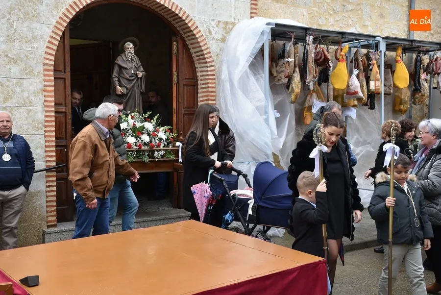 Foto 6 - San Ant&oacute;n bendice junto a sus jovenc&iacute;simos mayordomos a un perro y a un gato en El Puente