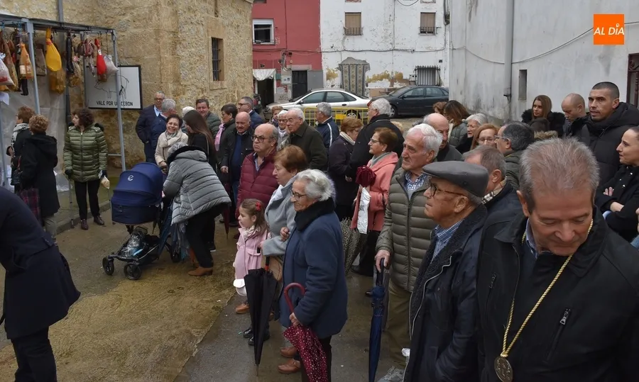 Foto 9 - San Ant&oacute;n bendice junto a sus jovenc&iacute;simos mayordomos a un perro y a un gato en El Puente