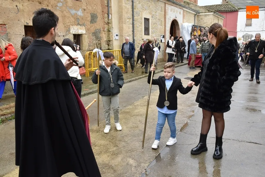 Foto 11 - San Ant&oacute;n bendice junto a sus jovenc&iacute;simos mayordomos a un perro y a un gato en El Puente