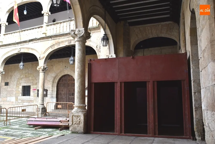 Foto 3 - La Plaza Mayor empieza a ponerse su disfraz carnavalero