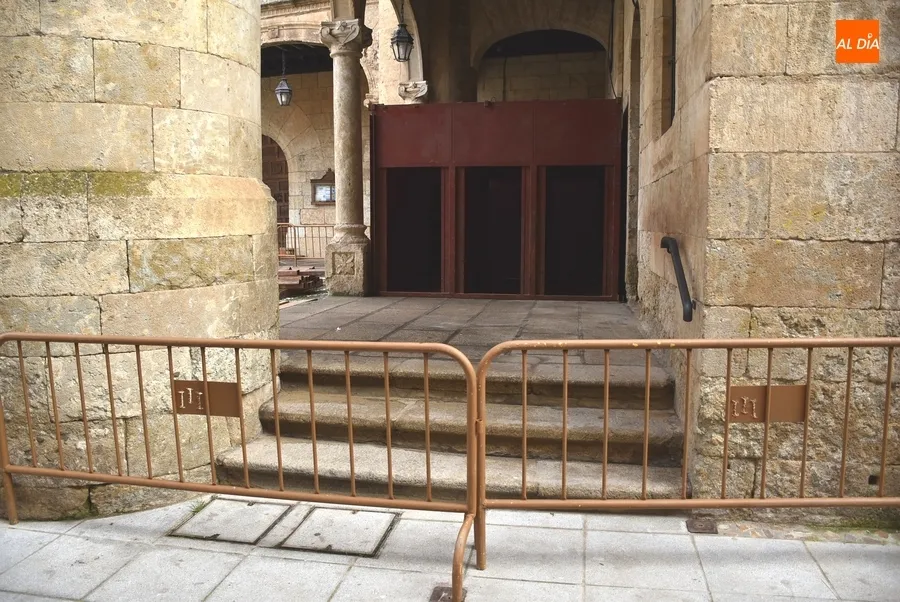 Foto 5 - La Plaza Mayor empieza a ponerse su disfraz carnavalero