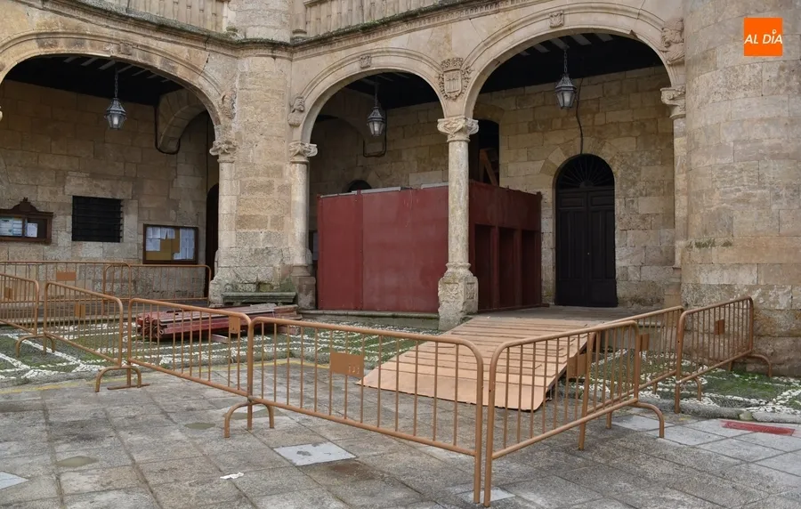 Foto 6 - La Plaza Mayor empieza a ponerse su disfraz carnavalero