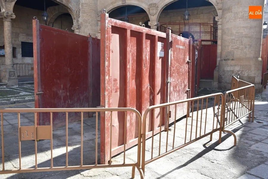 Foto 4 - Desplegado el callej&oacute;n del coso taurino