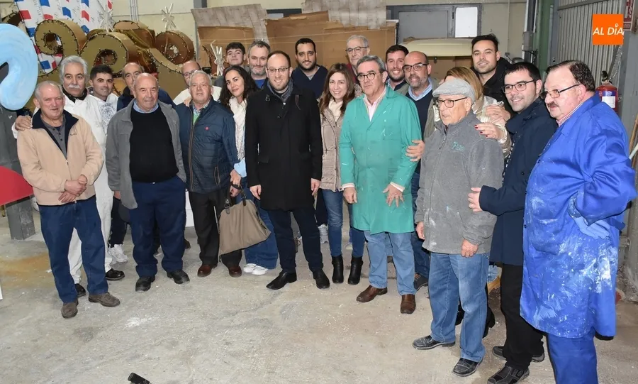Foto 2 - Los Amigos de la Ilusi&oacute;n ultiman las carrozas, en cada una de las cuales ir&aacute;n 3 personas