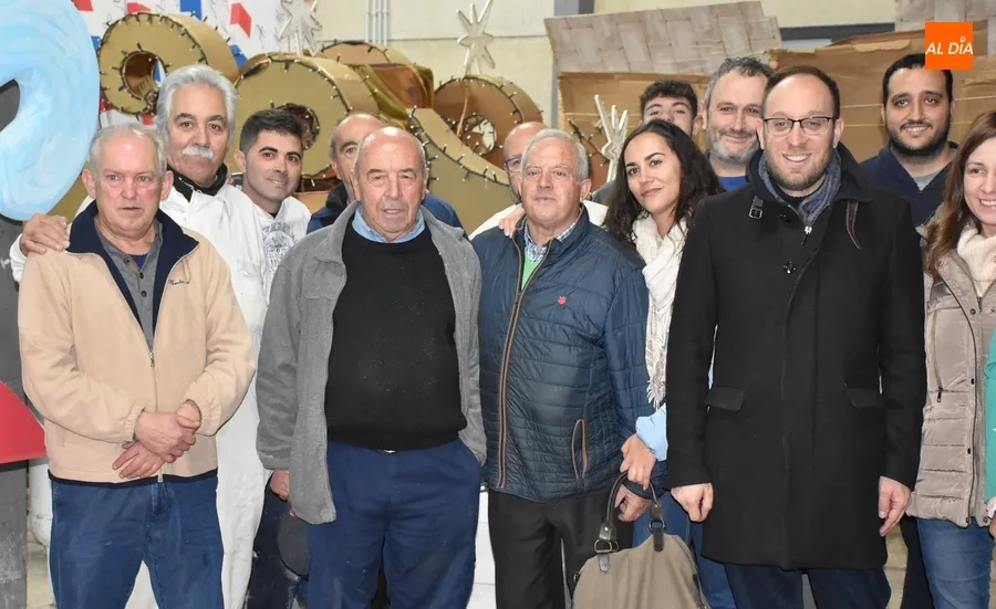 Foto 3 - Los Amigos de la Ilusi&oacute;n ultiman las carrozas, en cada una de las cuales ir&aacute;n 3 personas