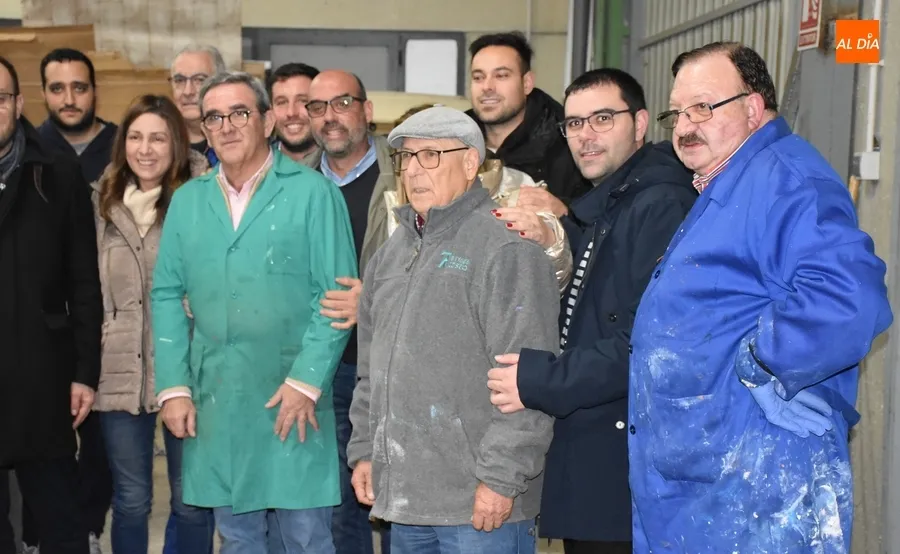Foto 4 - Los Amigos de la Ilusi&oacute;n ultiman las carrozas, en cada una de las cuales ir&aacute;n 3 personas