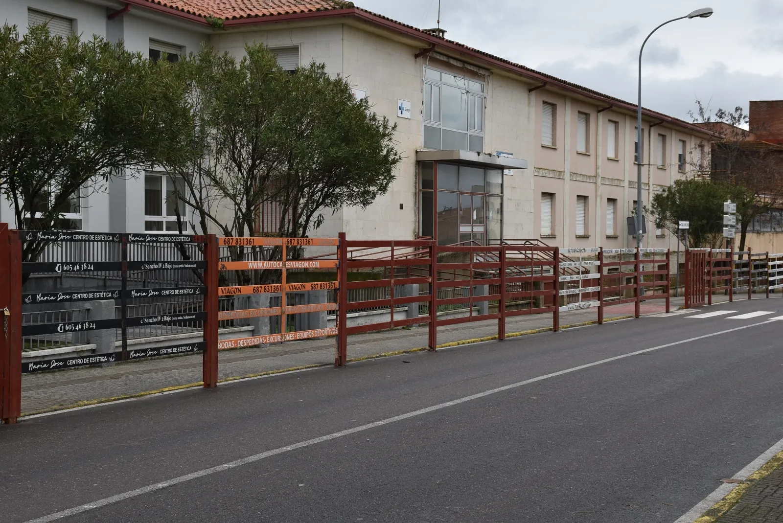 Foto 5 - Los focos en altura dan el pistoletazo a los preparativos en el Paseo Fernando Arrabal