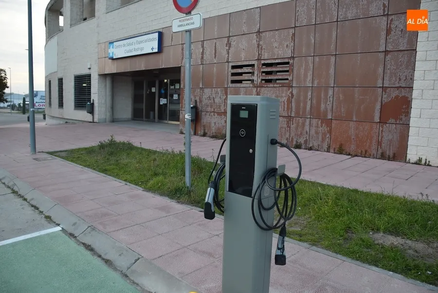 Foto 2 - La Junta crea una electrolinera a las puertas del Centro de Salud de Ciudad Rodrigo