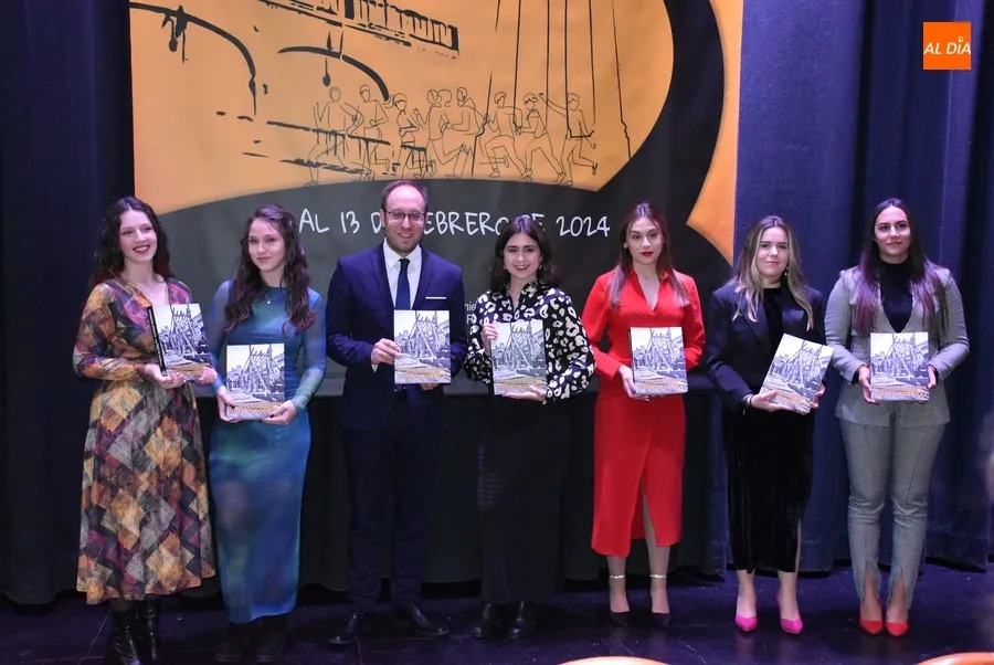 Foto 2 - Ciudad Rodrigo abre su Libro del Carnaval 2024, que rinde homenaje a los constructores de los tablaos