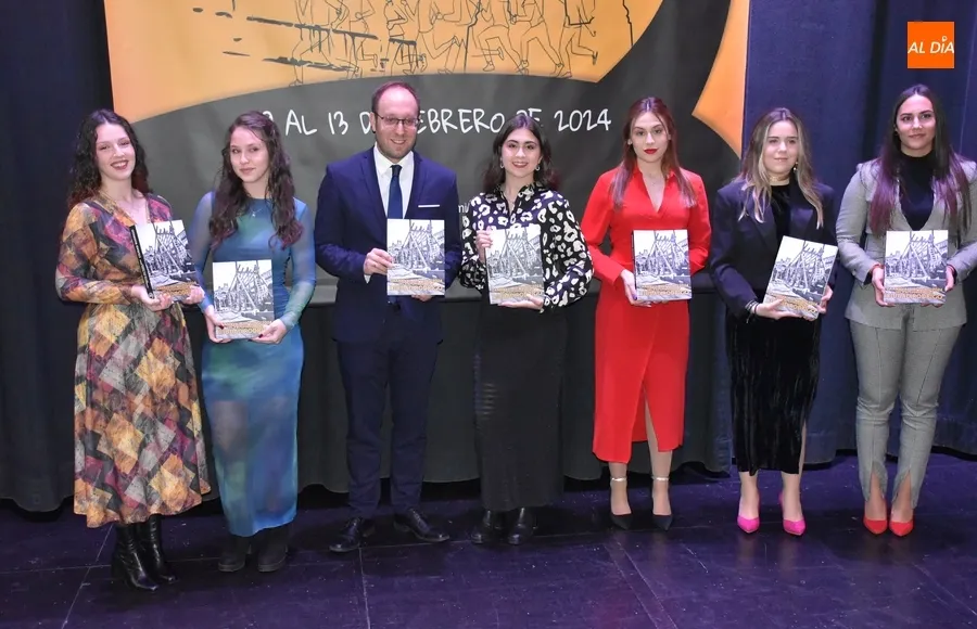 Foto 3 - Ciudad Rodrigo abre su Libro del Carnaval 2024, que rinde homenaje a los constructores de los tablaos