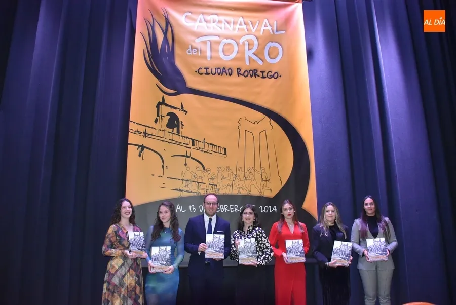 Foto 4 - Ciudad Rodrigo abre su Libro del Carnaval 2024, que rinde homenaje a los constructores de los tablaos