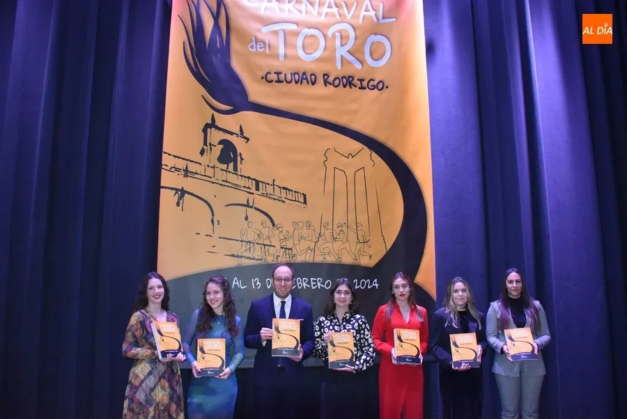 Foto 5 - Ciudad Rodrigo abre su Libro del Carnaval 2024, que rinde homenaje a los constructores de los tablaos