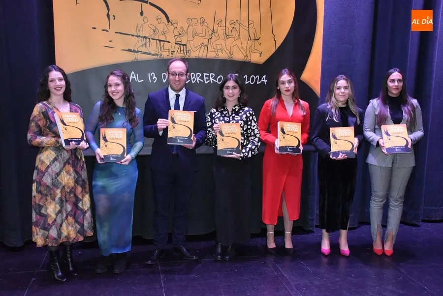 Foto 6 - Ciudad Rodrigo abre su Libro del Carnaval 2024, que rinde homenaje a los constructores de los tablaos