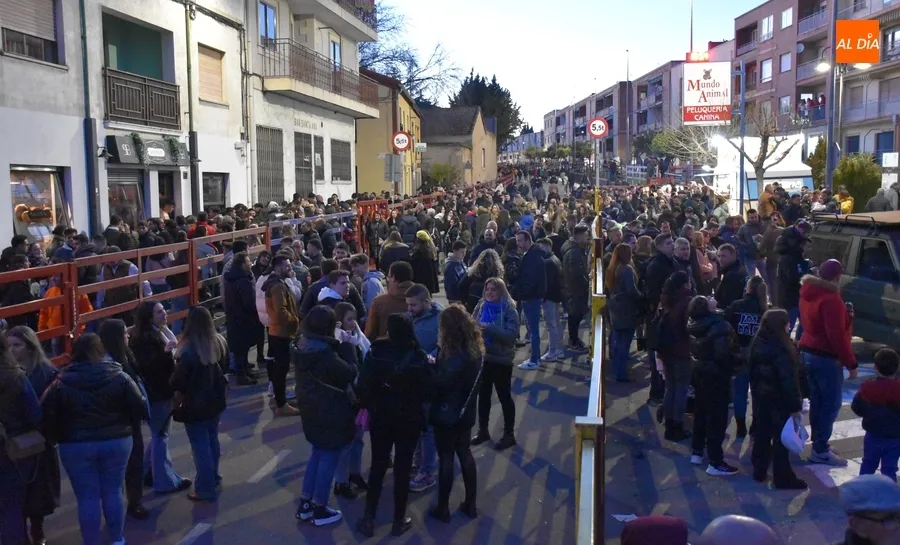 Foto 3 - Cientos y cientos de personas se olvidan del fr&iacute;o en una enorme tarde festiva comandada por Manliao