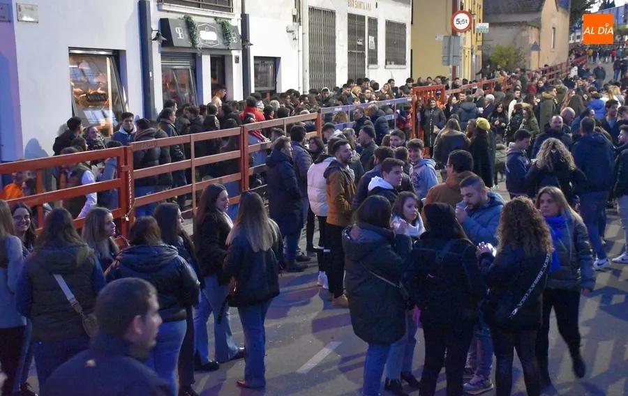Foto 4 - Cientos y cientos de personas se olvidan del fr&iacute;o en una enorme tarde festiva comandada por Manliao