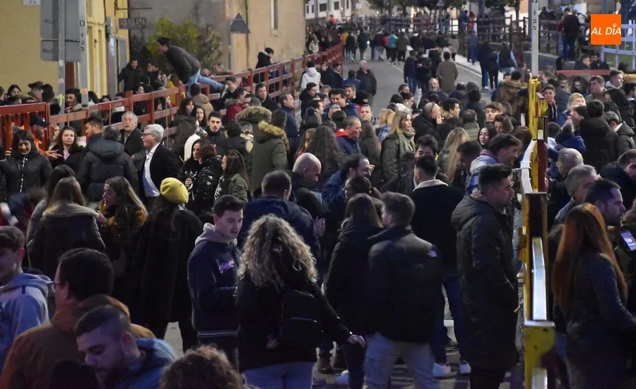 Foto 5 - Cientos y cientos de personas se olvidan del fr&iacute;o en una enorme tarde festiva comandada por Manliao