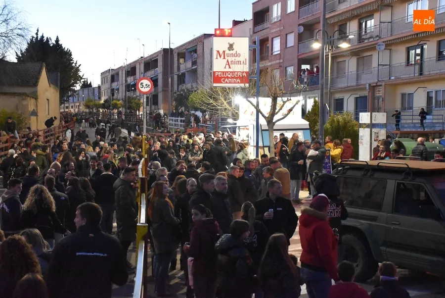 Foto 6 - Cientos y cientos de personas se olvidan del fr&iacute;o en una enorme tarde festiva comandada por Manliao