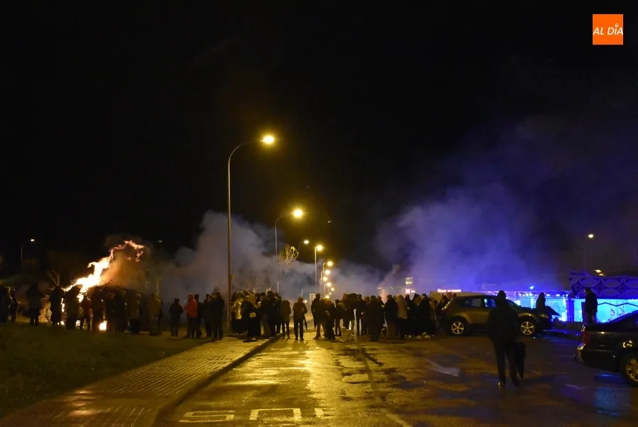 Foto 2 - San Andr&eacute;s disfruta de su hoguera de San Ant&oacute;n pese a las complicadas condiciones meteorol&oacute;gicas