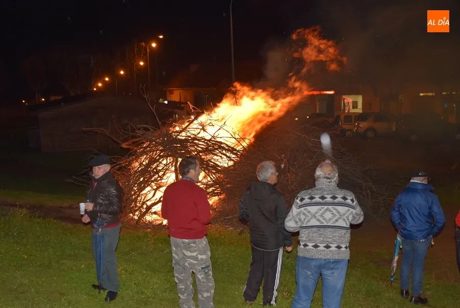 Foto 4 - San Andr&eacute;s disfruta de su hoguera de San Ant&oacute;n pese a las complicadas condiciones meteorol&oacute;gicas