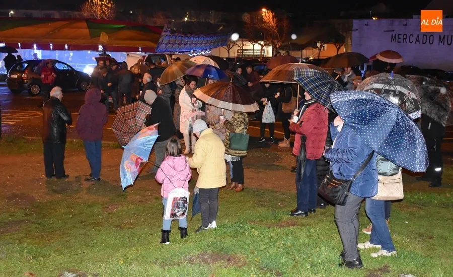 Foto 5 - San Andr&eacute;s disfruta de su hoguera de San Ant&oacute;n pese a las complicadas condiciones meteorol&oacute;gicas