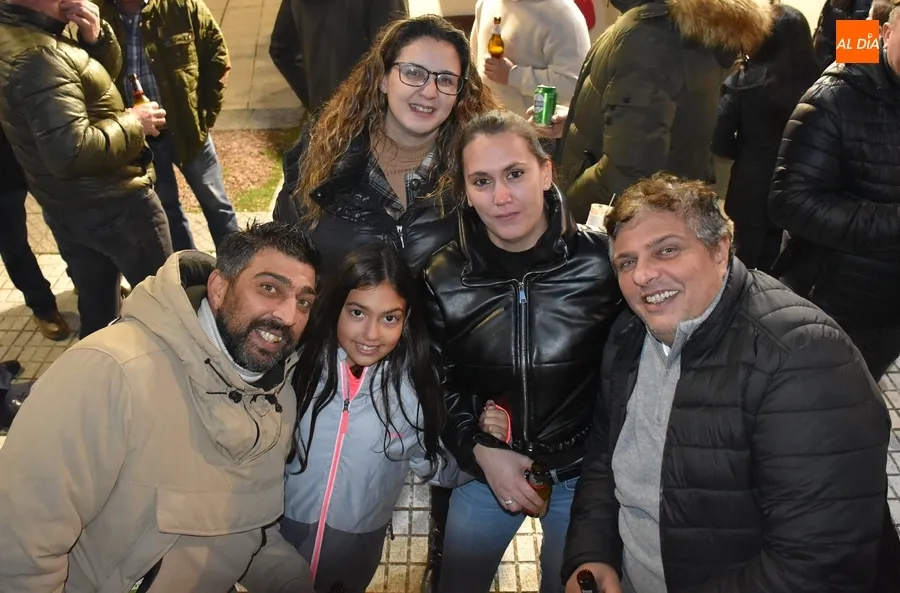 Foto 8 - Cientos y cientos de personas se olvidan del fr&iacute;o en una enorme tarde festiva comandada por Manliao