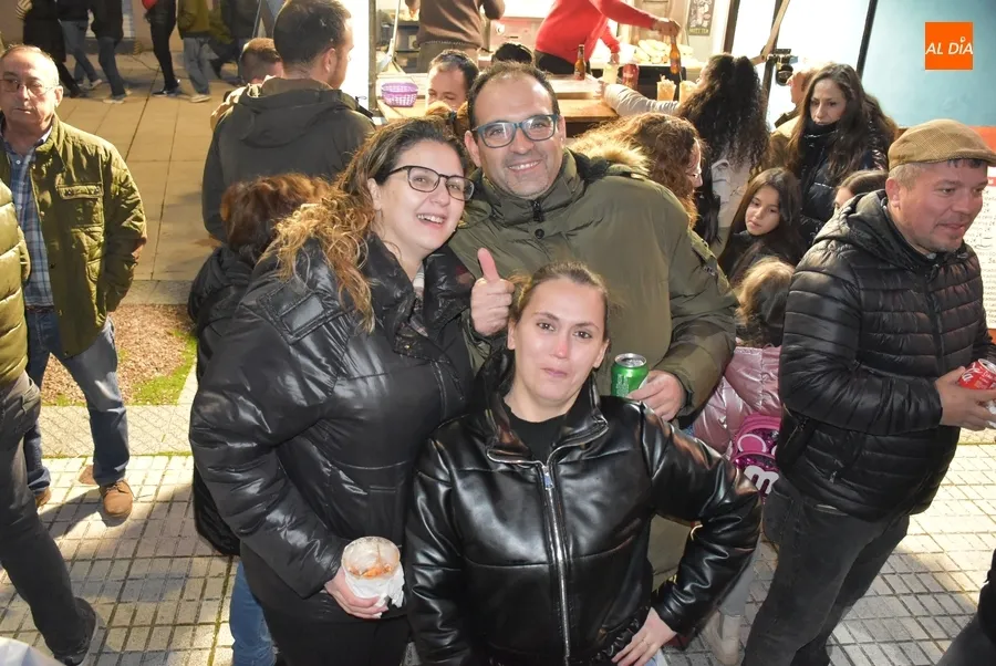 Foto 9 - Cientos y cientos de personas se olvidan del fr&iacute;o en una enorme tarde festiva comandada por Manliao