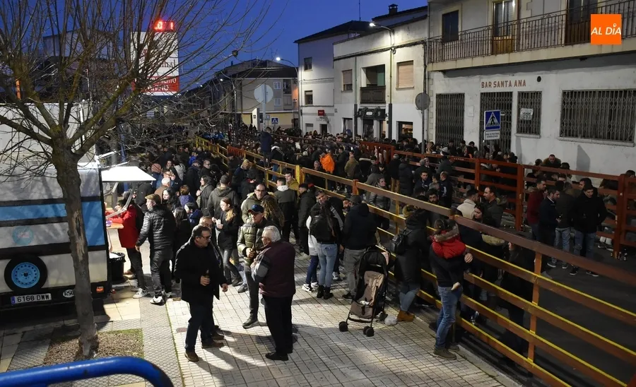 Foto 10 - Cientos y cientos de personas se olvidan del fr&iacute;o en una enorme tarde festiva comandada por Manliao