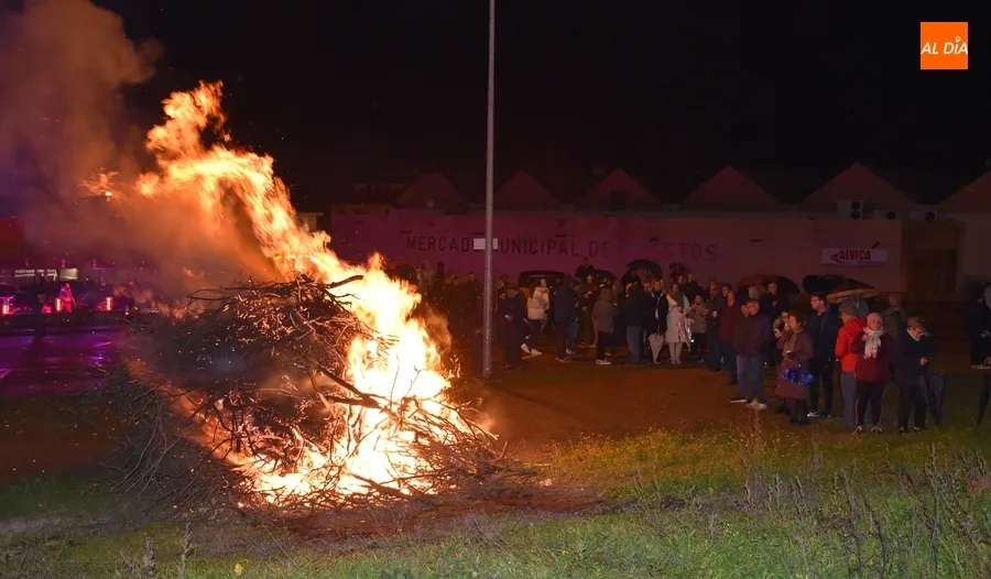 Foto 7 - San Andr&eacute;s disfruta de su hoguera de San Ant&oacute;n pese a las complicadas condiciones meteorol&oacute;gicas