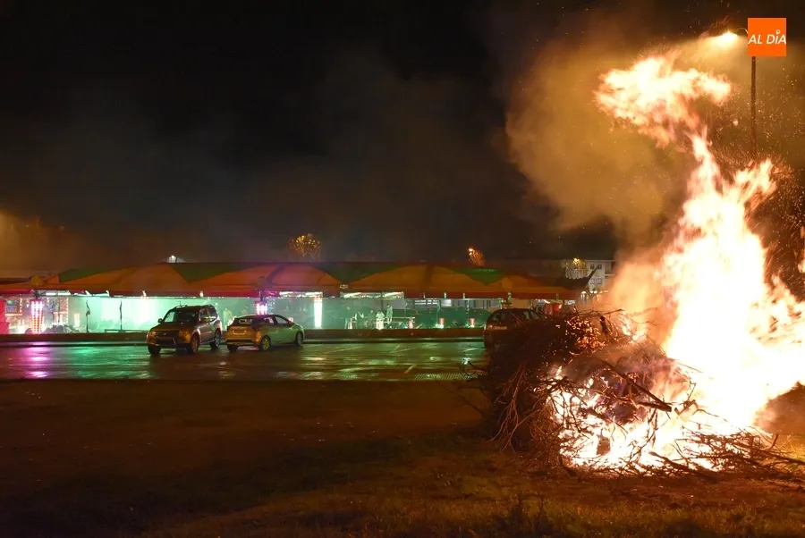 Foto 10 - San Andr&eacute;s disfruta de su hoguera de San Ant&oacute;n pese a las complicadas condiciones meteorol&oacute;gicas