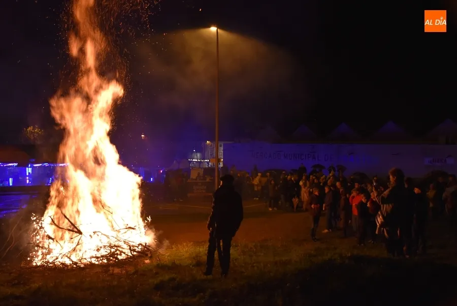 Foto 11 - San Andr&eacute;s disfruta de su hoguera de San Ant&oacute;n pese a las complicadas condiciones meteorol&oacute;gicas