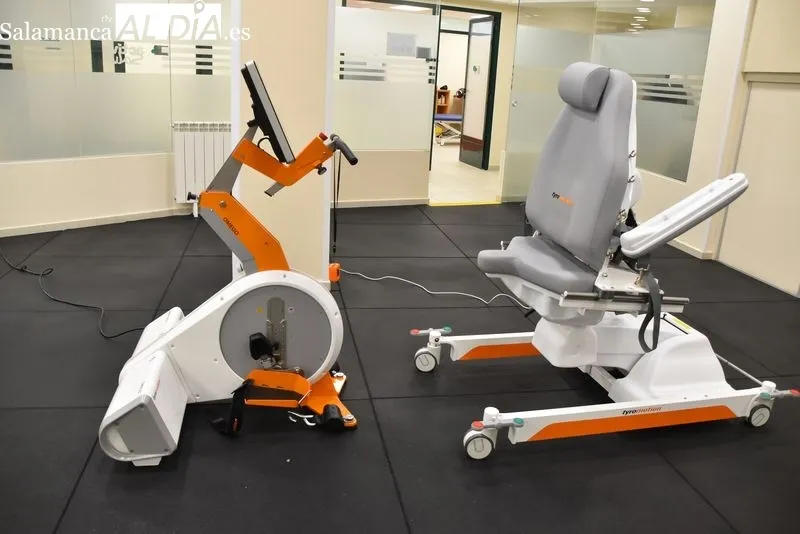 Un usuario demostrando cómo funciona el nuevo nuevo sistema robótico rehabilitador ‘Omego Plus’ | FOTOS: Vanesa Martins 
