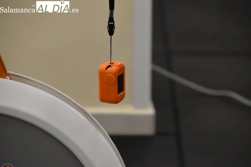 Un usuario demostrando cómo funciona el nuevo nuevo sistema robótico rehabilitador ‘Omego Plus’ | FOTOS: Vanesa Martins 