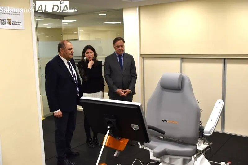 Un usuario demostrando cómo funciona el nuevo nuevo sistema robótico rehabilitador ‘Omego Plus’ | FOTOS: Vanesa Martins 