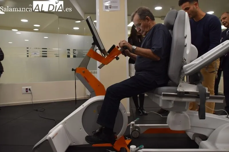 Un usuario demostrando cómo funciona el nuevo nuevo sistema robótico rehabilitador ‘Omego Plus’ | FOTOS: Vanesa Martins 