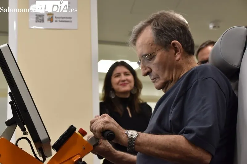 Un usuario demostrando cómo funciona el nuevo nuevo sistema robótico rehabilitador ‘Omego Plus’ | FOTOS: Vanesa Martins 