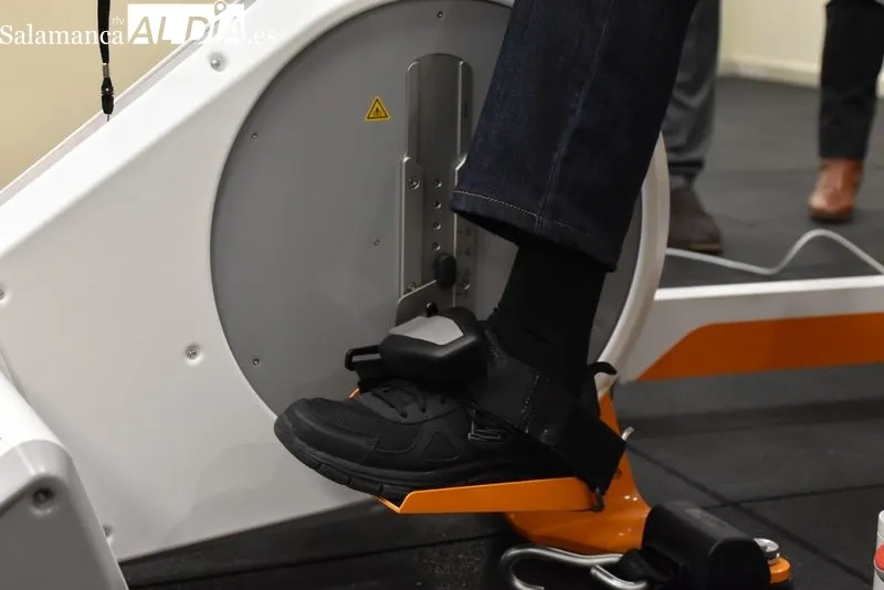 Un usuario demostrando cómo funciona el nuevo nuevo sistema robótico rehabilitador ‘Omego Plus’ | FOTOS: Vanesa Martins 
