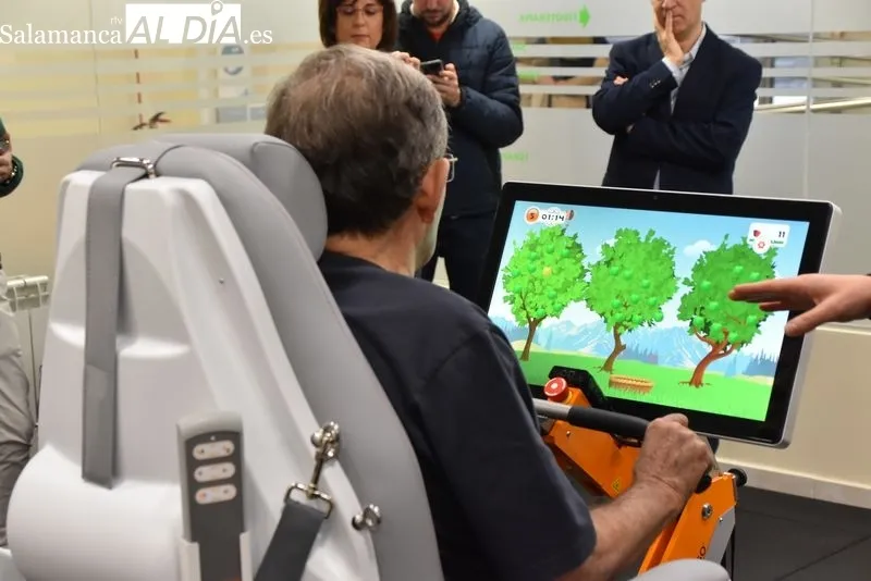Un usuario demostrando cómo funciona el nuevo nuevo sistema robótico rehabilitador ‘Omego Plus’ | FOTOS: Vanesa Martins 