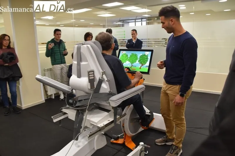 Un usuario demostrando cómo funciona el nuevo nuevo sistema robótico rehabilitador ‘Omego Plus’ | FOTOS: Vanesa Martins 