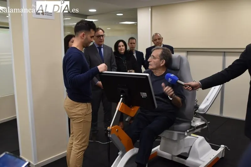 Un usuario demostrando cómo funciona el nuevo nuevo sistema robótico rehabilitador ‘Omego Plus’ | FOTOS: Vanesa Martins 