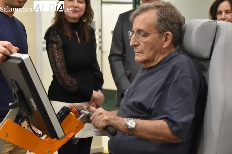 Un usuario demostrando cómo funciona el nuevo nuevo sistema robótico rehabilitador ‘Omego Plus’ | FOTOS: Vanesa Martins 