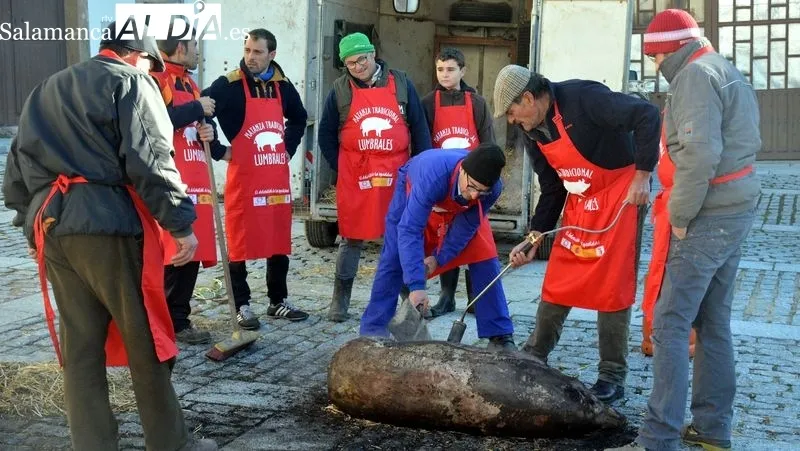 Foto 7 - Lumbrales revive la Matanza Tradicional con un gran ambiente festivo