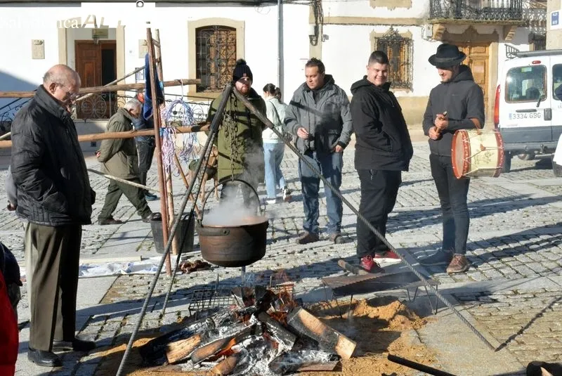 Foto 5 - Lumbrales revive la Matanza Tradicional con un gran ambiente festivo