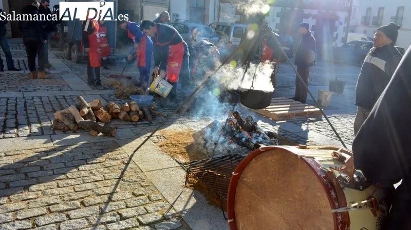 Foto 3 - Lumbrales revive la Matanza Tradicional con un gran ambiente festivo