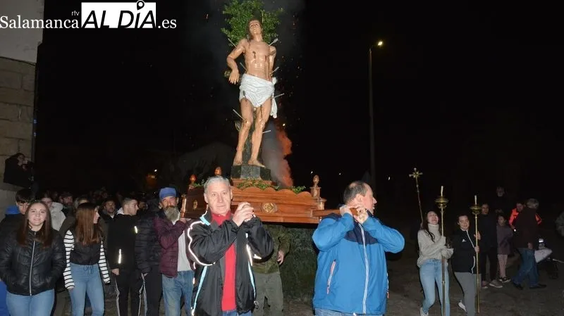 Foto 3 - Ocho hogueras llenan de humo purificador La Fregeneda al paso de San Sebasti&aacute;n