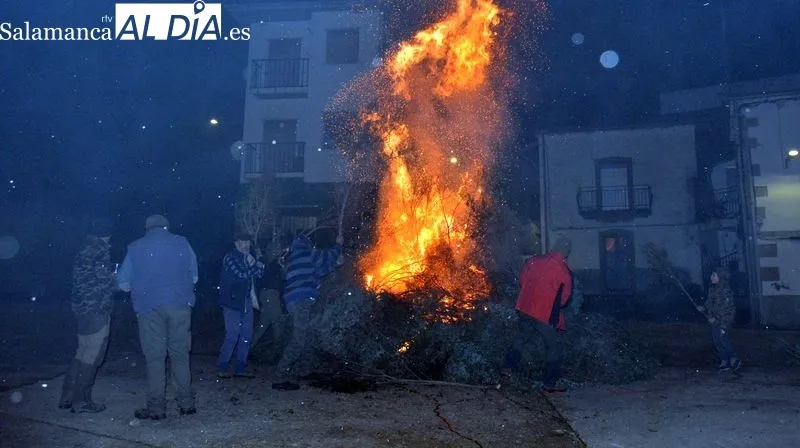 Foto 2 - Ocho hogueras llenan de humo purificador La Fregeneda al paso de San Sebasti&aacute;n